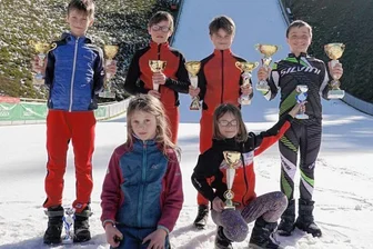 Erfolgreiches Sachsenpokalfinale in Klingenthal - Die VSC-Talente Jakob Götzel, Pepe Schönherr, Hannes Teller, Elias Schröter (hinten von links), Ronja Götzel, Else Götzel (vorn von links).