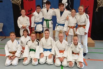 Erfolgreiches Wochenende für Rodewischer Judoka - Die U 15 des JV Ippon Rodewisch bei den Landesmeisterschaften in Riesa. Links oben Siegerin Sophie Schubert.