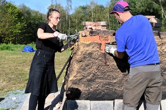 Erfolgreiches Ziegelexperiment der Bauhaus-Universität Weimar an der Göltzschtalbrücke: Was passiert nun mit den Steinen? - Maria Frölich-Kuligk und Hinnerk Utermann von der Bauhaus-Universität Weimar öffnen den Ziegelmeiler.