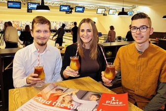 Erfolgreichste Hobby-Börsianer aus dem Erzgebirge fliegen nach London - Behalten mit alkoholfreien Mixgetränken auch beim Feiern einen klaren Kopf: Joseph Fischer (l.) und Julian Großmann vom Team Aktienerz kamen beim Planspiel Börse in der Depotgesamtwertung auf Platz 1 - im Erzgebirge und auf Sachsenebene. Nun freuen sie sich auf vier Tage London. Hier stoßen sie mit Cindy Britsche von der Erzgebirgssparkasse an. 