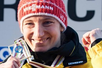 Erfolgsbilanz mit kleinen Kratzern - Tatjana Hüfner genießt auf dem Siegerpodest ihren fünften WM-Titel im Rennrodeln.