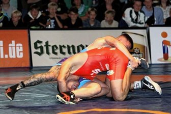 Erfolgserlebnis bleibt weiter aus - Olexander Kuruch (rotes Trikot) sorgte im letzten Kampf noch einmal für Jubel. Der ukrainische Neuzugang bezwang den jungen Leipziger Lauan Bach mit 11:0 Punkten.