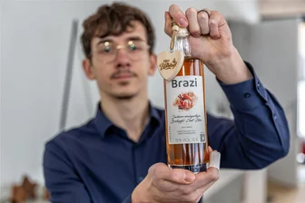 Erfolgsgeschichte aus dem Vogtland: Jungunternehmer bringt neuen Likör auf den Markt - Brazi heißt der neue Likör, der seit Dezember die Produktpalette des 20-jährigen Max Seidel aus Tannenbergsthal bereichert.