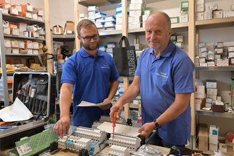 Erfolgsgeschichte einer Elektrofirma im Erzgebirge: Zu den Kunden gehören Krankenhäuser und Supermärkte - Reinhard Teubner (rechts) hat vor zwei Jahren die Zschorlauer Firma an seinen Sohn Christian übergeben. Er arbeitet weiter und ist seinem Sohn eine wichtige Stütze.
