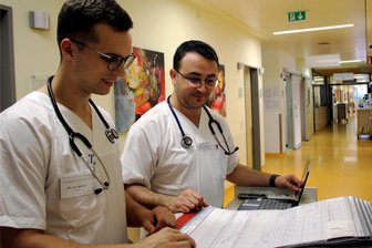 Erfolgsgeschichte im Erzgebirge: Überzeugt die Kleinstadtklinik angehende Mediziner? - Der Breslauer Student Maximilian Meinert (l.), hier im Gespräch mit dem Assistenzarzt für Innere Medizin, Masaab Almohamad, ist seit einigen Tagen auf der Stollberger Station B5 für Gastroenterologie und Diabetologie eingesetzt.