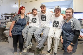 Erfolgsgeschichte: Warum Sachsens beliebteste Bäckerei im Erzgebirge steht - Das Team der beliebtesten Bäckerei in Sachsen: Luise, Heiko, Christian, Denny und Vanessa (von links) von den Brot-Piraten aus Thum. Auf dem Foto fehlt Christians Frau Nicole. Sie beide sind die Chef-Piraten.