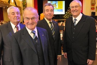 Erfolgsquartett tritt ab - Die Wohnungsgenossenschaft Freiberg ehrte am Mittwoch neben ihrem scheidenden Vorstandschef Jürgen Bellmann auch ihre einstigen Aufsichtsräte Klaus Hoffmann, Gottfried Jäckel und Konrad Reichelt (v. r.).