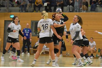 Erfolgsserie der Weißenborner Handballerinnen endet im Dresdner Norden - Hartes Stück Arbeit: Die Weißenborner Handballerinnen um Franziska Israel taten sich im Auswärtsspiel bei der SG Klotzsche schwer und mussten am Ende die zweite Saisonniederlage quittieren. Israel traf beim 23:30 viermal.