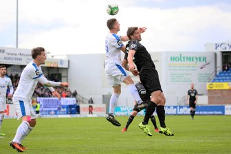 Erfolgsserie gerissen: FSV Zwickau verliert in Lotte - FSV-Stürmer Ronny König im Duell mit Moritz Heyer.