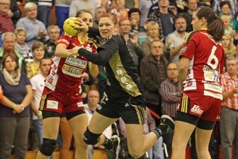 Erfolgsserie nicht zu stoppen - Annika List hebt ab zum Torwurf. Lisa Mössinger (r.), am Sonnabend beste Torjägerin der Gäste, kann nur tatenlos zuschauen.