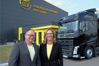 Erfolgsstory begann in einer Zweiraumwohnung: Europalogistik Vogtland aus Heinsdorfergrund feiert - Zwei Geschäftsführer, eine Vorstellung vom Geschäft. Sandra Andreas und Uwe Kesselboth haben 2007 in einer kleinen Wohnung mit der Europalogistik Vogtland angefangen. Am heutigen Samstag öffnen die beiden die Türen des Standorts an der A 72 ganz weit.