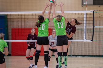 Erfolgstrainer sagt Servus: Thomas Horvath hört bei Brander Volleyballerinnen auf - Die SSV-Damen um Lisa Grimmer (l.), Hannah John (M.) und Katja Myschor bezwangen Machern knapp mit 3:2.