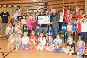 Erfrischender Start in die Sommerpause - Große Freude: Das Tanzteam Eternity des LWV Geringswalde und Vereinschef Frank Wagenbichler (mit Scheck) wurden von KSB-Geschäftsführer Benjamin Kahlert und vielen Getränken überrascht.