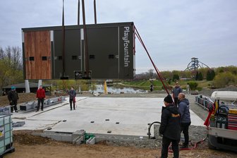 Erfrischung im Sonnenlandpark Lichtenau: Neuer Wasserspielplatz wird gebaut - Ein Wasserspielplatz wird im Sonnenlandpark aufgebaut. Ein Kran lässt Teile einschweben. Eröffnung soll im Mai sein.