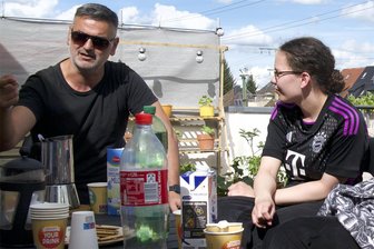 Erfurt statt Jerusalem: Wie der geplante Schüleraustausch ein versöhnliches Ende fand - Auf der Terrasse von Ben (links) erfuhren die Schüler aus erster Hand, was sich für Israelis seit dem 7. Oktober verändert hat. Mit im Bild die Plauener Schülerin Johanna.