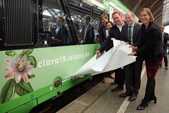 Erfurter Bahn wirbt für Clara-Schumann-Festjahr in Leipzig - Gregor Nowak (künstlerischer Leiter des Festjahres), Marit Schulz (Prokuristin LTM),Michael Hecht (Geschäftsführer Erfurter Bahn), Oliver Mietzsch (Geschäftsführer ZVNL) und Skadi Jennicke (Leipziger Kulturbürgermeisterin) enthüllen das Clara-Schumann-Motiv.
