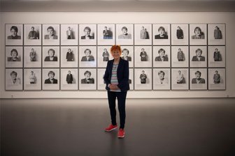 Erfurter Kunsthalle zeigt Fotos von Herlinde Koelbl: Angela Merkel im Zeitraffer - Sie hat die Metamorphose von "Kohls Mädchen" hin zur selbstbewussten Staatsfrau über 30 Jahre hinweg mit der Kamera begleitet und eingefangen: Herlinde Koelbl vor Fotos aus ihrer Langzeitserie über Angela Merkel.