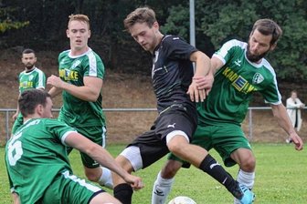 Ergebniskrise fordert erstes Opfer - Intensive Zweikämpfe, wie hier zwischen dem Bad Brambacher Moritz Voigt (schwarzes Trikot) und Nick Weber, Franz Seidel und Maik Weber vom TSV Trieb (von links) sind in der Vogtlandklasse alltäglich. 