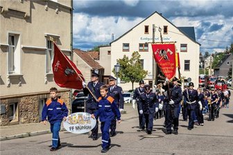 Erhält die Mühlauer Feuerwehr ein neues Löschfahrzeug? Die Entscheidung ist gefallen - Mit einem Festumzug ist vergangenes Jahr das 150-jährigen Bestehen der Mühlauer Feuerwehr gefeiert worden. Bislang sind die Kameraden mit einem Löschfahrzeug Baujahr 1996 ausgestatten. Nun freuen sie sich, dass ein neues Fahrzeug angeschafft wird.
