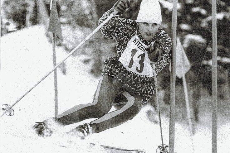 Erhält Ski-Legende nachträglich zum 85. die Ehrenbürgerschaft? - Diese Aufnahme zeigt Eberhard Riedel 1963 während des Slaloms in Kitzbühel in Österreich. 