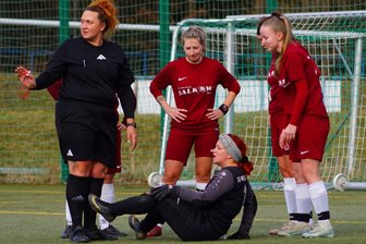 Erhitzte Gemüter in der Fußball-Landesklasse der Frauen: Rodewisch und Pfaffengrün melden sich zu Wort - Schiedsrichterin Birgit Sickl (links) und ihre Assistentinnen Marie Gottschalk und Dana Gruber ließen sich im aufgeheizten Spiel SpG Pfaffengrün/Zobes/Greiz gegen SV Waldenburg nicht aus der Ruhe bringen.