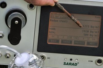 Erhöhte Radonkonzentration in Schulen in Auerbach im Vogtland gemessen - Eine Radonbelastung von 1215 Becquerel pro Kubikmeter Raumluft kann auf Dauer krank machen. 