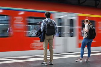 Erhöhter Krankenstand: Dresdner S-Bahn fährt erst ab Februar wieder bis Freiberg - Die S-Bahn-Strecke (Beispielfoto) zwischen Dresden und Freiberg wird derzeit nicht bedient.