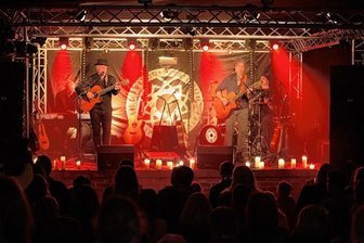 Eric Fish im Erzgebirge und ein Paar, das ihm seit zehn Jahren nachreist - Liedermacher Eric Fish und Freunde waren am Sonnabend zu Gast im Soziokulturellen Zentrum "Alte Brauerei" in Annaberg-Buchholz. Nach dem dritten Anlauf. 