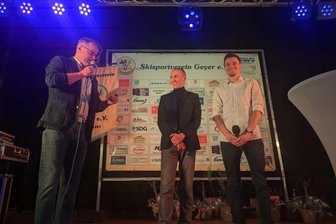 Eric Frenzel: König der Kombinierer wird bei "seinem" Abwintern in der Heimat gefeiert - SSV-Präsident Jens Anders interviewt die beiden Aushängeschilder des SSV Geyer: die beiden Weltcup-Kombinierer Eric Frenzel (M.) und Terence Weber.