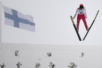 Eric Frenzel vom Winde verweht - Der Seitenwind machte Eric Frenzel am großen Bakken in Lahti einen Strich durch die Rechnung.
