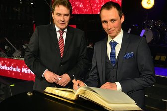 Eric Frenzel: Wenn Mittweidas berühmter Student Gold holt - Eric Frenzel hat sich im Mai 2017 bei den Feierlichkeiten zum 150. Hochschuljubiläum in Mittweida ins Ehrenbuch der Stadt eingetragen.