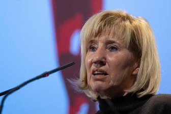 Erich-Loest-Preis 2023 für Ines Geipel: "Welche DDR erzählen wir uns?" - Mutige Stimme gegen den DDR-Geschichtsrevisionismus: Ines Geipel nach der Verleihung des mit 10.000 Euro dotierten Erich-Loest-Preises 2023 am Freitag in Leipzig. In ihren Werken geht es vor allem um die Aufarbeitung der Wirkungsgeschichte der NS- sowie der DDR-Diktatur.  