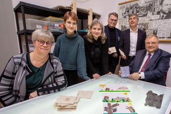 Erich Ohser-Haus: Finanzspritze macht neue Schulprojekte möglich - Freuen sich über die Spende: Steffi Zepf, Grundschullehrerin in Krebes, Praktikantin Luca Wunderlich, Museumspädagogin Anke Kurzendörfer, Gottfried Gebauer von der e.o.plauen Gesellschaft sowie Andreas Hostalka und Walter Klaubert, Vorstandsvorsitzende der Volksbank (von links)
