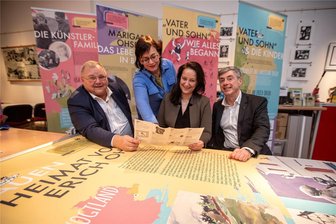 Erich-Ohser-Haus in Plauen stattet Werkstatt für Kinder und Jugendliche weiter aus - Sie arbeiten bei dem Museumsprojekt im Erich-Ohser-Haus Hand in Hand: Walter Klaubert (links), Denis Schuh und Andreas Hostalka von der Volksbank Vogtland-Saale-Orla und Museumsmitarbeiterin Anett Hertwig (2. von links).