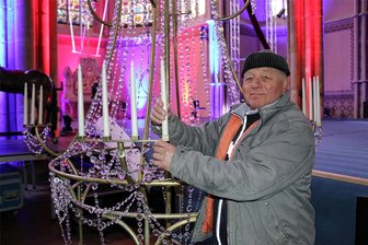 Erich Sabaiczuk wird 80: Warum der Chef der „Fliegenden Sachsen“ nicht abhebt - Erich Sabaiczuk in der Lukaskirche Planitz am Kronleuchter, der ein Sportgerät ist. Daran trainieren die „Fliegenden Sachsen“ regelmäßig für ihre Show „Spektakulär“, die die Sportakrobaten seit Jahren in der Lukaskirche präsentieren. Das nächste Mal im September 2024.