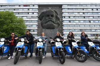 "Erich" vor dem Nischel: Das E-Moped zum Ausleihen - Neu im Stadtbild: Der Versorger Eins-Energie bietet seit Montag E-Mopeds zum Verleihen an. 30 Stück sind in Chemnitz verfügbar. Präsentiert wurden die Zweiräder vor dem Karl-Marx-Kopf. Da jeder Roller einen Namen hat, der mit E beginnt, stand auch ein Erich in der Reihe. 
