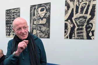 Erich Wolfgang Hartzsch in Chemnitz: Ausstellung zeigt unbekannte Werke eines Außenseiters - Erich Wolfgang Hartzsch in seiner Ausstellung in den Kunstsammlungen Chemnitz.
