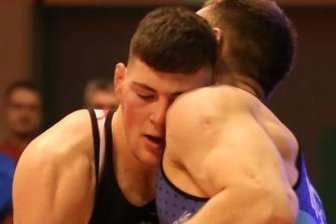 Erik Löser: Von der Matte in alle Wohnzimmer - Der Herolder Erik Löser (links) gewann sein Duell mit Maximilian Schwabe nach Punkten, doch seine Mannschaft schied aus. 