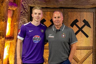 Erik Majetschak wechselt zum FC Erzgebirge Aue - FCE-Präsident Helge Leonhardt (li.) mit Erik Majetschak.