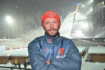 Erik Simon präpariert die Bretter der deutschen Skisprung-Asse: Der Chef der Wachse und Schliffe - Chefskitechniker Erik Simon am Freitag in der verschneiten Vogtland-Arena. Auch auf den Erzgebirger kommt es am Wochenende an.