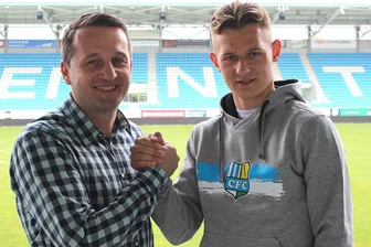 Erik Tallig unterschreibt Profi-Vertrag beim CFC - Thomas Sobotzik, Sportvorstand beim CFC, und Neu-Profi Erik Tallig