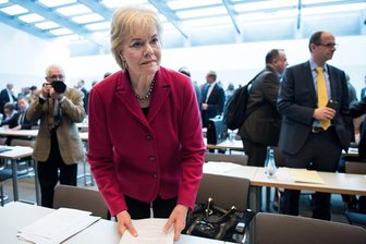 Erika Steinbach tritt aus der CDU aus und attackiert Merkel - Erika Steinbach
