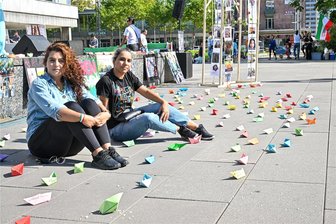 Erinnern aus der Ferne: Warum Iraner in Chemnitz für die Freiheit ihrer Familien auf die Straße gehen - Mahsa Sodeirifar (links) und Soheila Chegini (rechts) erinnerten am Samstag an die bei Protesten im Iran verstorbenen jungen Menschen. Mit einem Aktionstag vor dem „Nischel“ wollten sie nicht nur ihre Wut zum Ausdruck bringen.