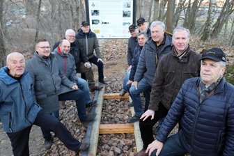 Erinnerung an alte Eisenschienenbahn - Mitglieder der Historischen Freiberger Berg- und Hüttenknappschaft an den neu verlegten Schienen der Eisenschienenbahn.