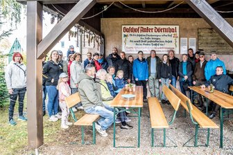 Erinnerung an alten Gasthof in Dörnthal: Wie ein Erzgebirger eine unlesbare Schrift rekonstruierte - Der Kulturverein Dörnthal und Haselbach feierte mit einem Herbstfest die Einweihung der Tafel am Heimatmuseum.