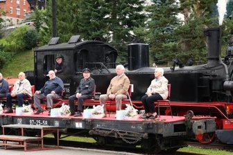 Erinnerung an Bahnstrecke - Heizer Egon Otto, Lokführer Dieter Meier, die Busfahrer Dieter Enderlein und Manfred Escher, Fahrdienstleiter Friedhold Seidel und Kartenverkäuferin Christa Ullmann (v. l.) wurden beim Bahnhofsfest geehrt. 