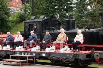 Erinnerung an Bahnstrecke - Heizer Egon Otto, Lokführer Dieter Meier, die Busfahrer Dieter Enderlein und Manfred Escher, Fahrdienstleiter Friedhold Seidel und Kartenverkäuferin Christa Ullmann (v. l.) wurden beim Bahnhofsfest geehrt. 