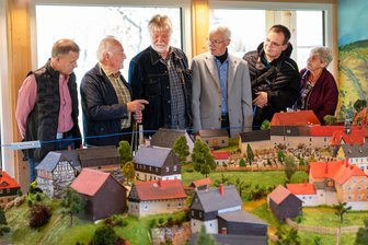 Erinnerung an das versunkene Dorf Pöhl: Neue Wanderhütte im Vogtland offiziell eingeweiht - 