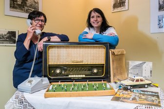 Erinnerung an DDR-Alltag: Ausstellung in Zschorlauer Bibliothek - Bibliotheksleiterin Gina Maekler (links) und Bibliotheksmitarbeiterin Anett Klug haben zu Hause in Garagen und auf Dachböden gestöbert und einige Dinge aus dem DDR-Alltag gefunden.