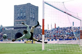 Erinnerung an DDR-Oberliga wird bunt - Typische Körperhaltung eines Weltklassetorwarts: Der Zwickauer Jürgen Croy beim Aufwärmen vor einem Oberliga-Punktspiel 1974 im Zwickauer Stadion.